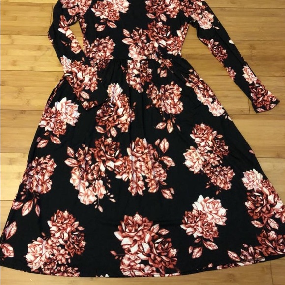 💕CLEARANCE 💕 Floral fit and flare dress - Picture 2 of 3